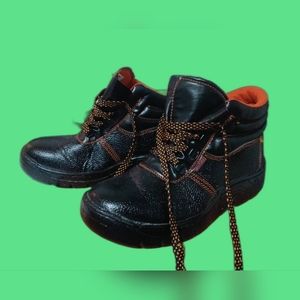 Safety shoes size 11 about size 9